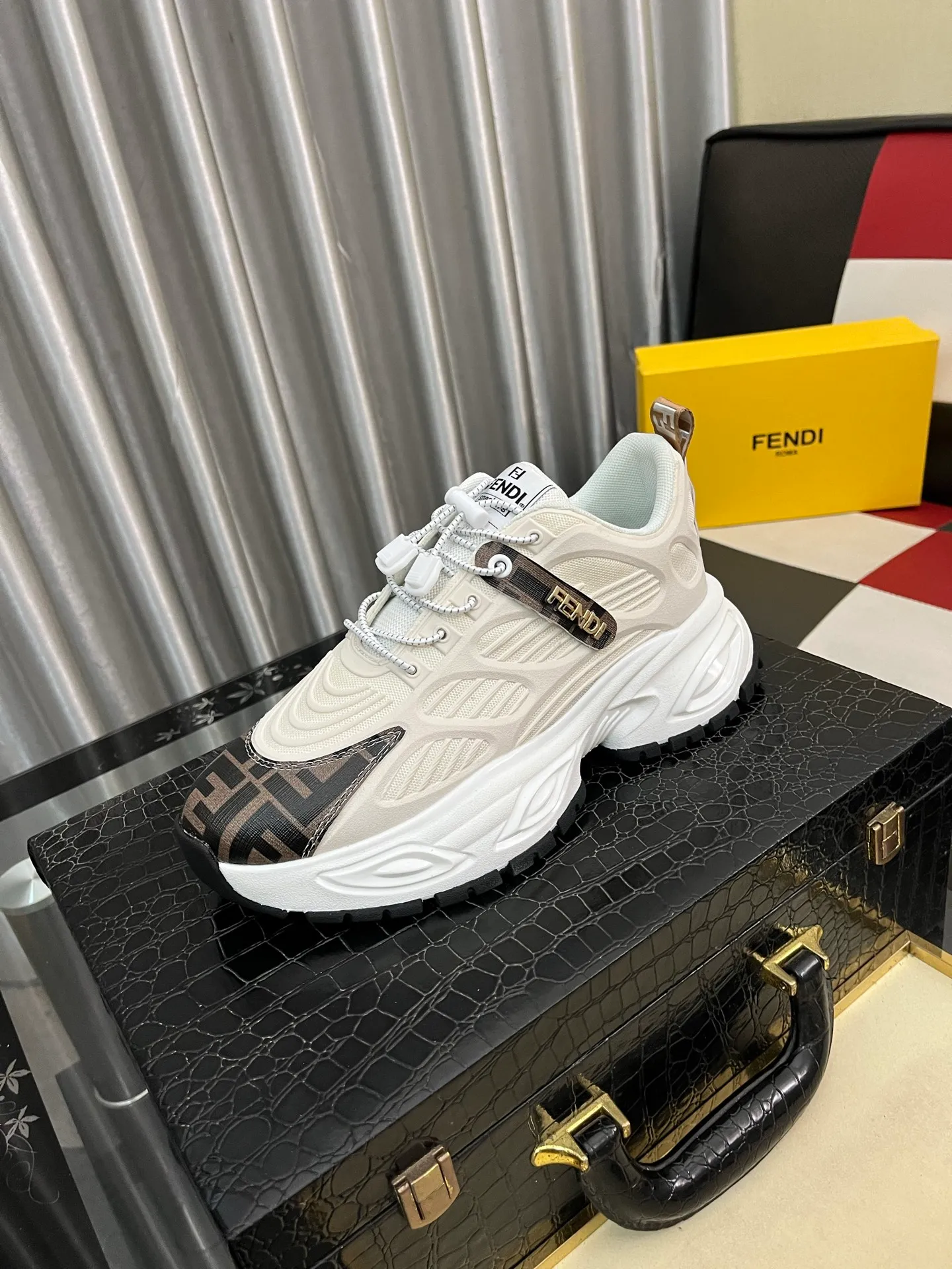 Men's Men's Shoes💰438⌚️⌚️[Fendi] Fendi's latest casual shoes for men! Available at counters simultaneously! A one-to-one replica of the original. Made entirely of imported top-grain calfskin, the interior is made of top-grain water-dyed cowhide, and the original factory-supplied rubber outsole. Leading new fashion concepts. Matching code: 38-44 2️⃣colors available